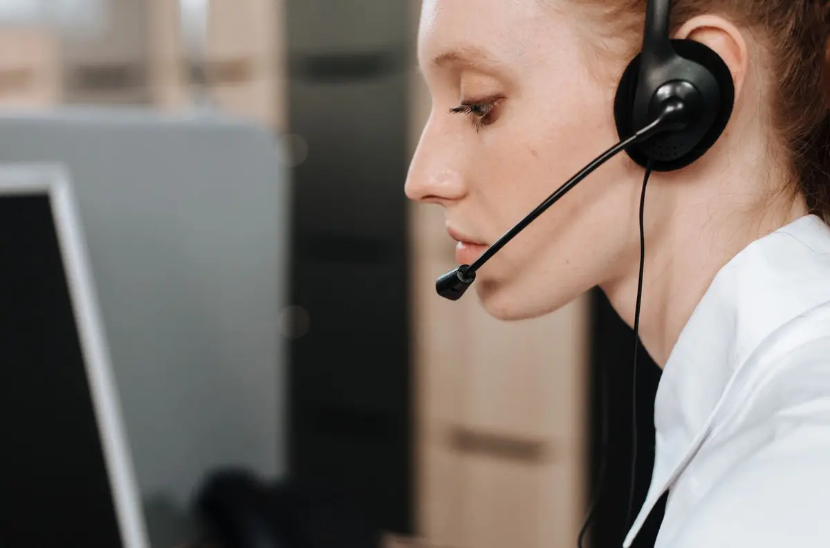 Conseillère avec un casque audio travaillant à son bureau