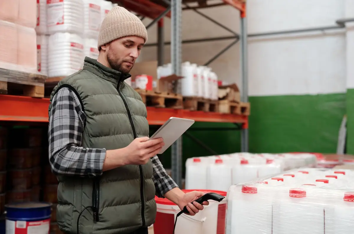 Employé vérifiant le stock avec une tablette dans un entrepôt